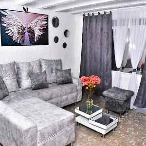 Сasa de vacaciones Casangel Hogar Familiar En Sector Exclusivo Cerca Al Aeropuerto Local Frente Al Poblado, Medellín